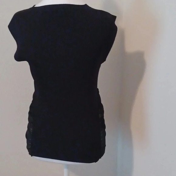 💙🌹Sleeveless black top with cute decor on the sides - Picture 6 of 9